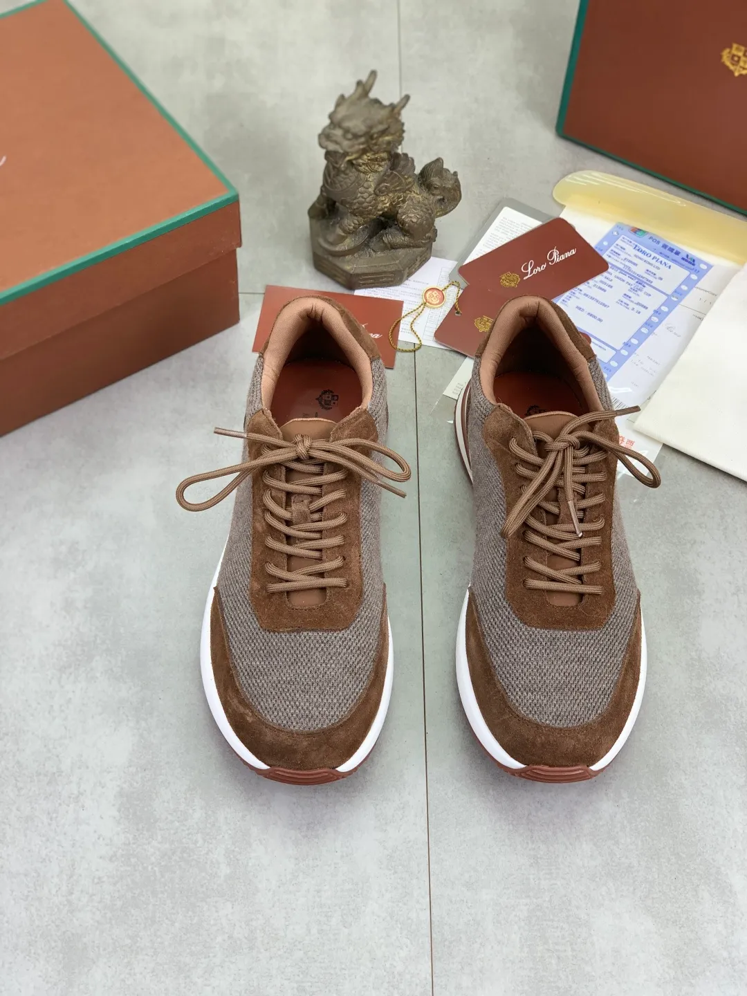 Men's men's shoes 💰P440 New model 💰 The latest casual shoes Loro Piana 💯 Top grade 💯 Buy the original copy 💯 Founded the existing Loro Piana company on April 24, 1924. It is now the sixth generation of family business, providing top quality products to customers who are discerning about taste and quality. Imported original fly woven fabric with cowhide fabric, plain calfskin lining. Hand-sewn thread with cowhide feet. Original packaging. High-end outsole. Size: 38-44 (customized for 45 and 46). 5️⃣ colors available.